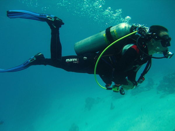 С помощью акваланга человек может долгое время находиться под водой