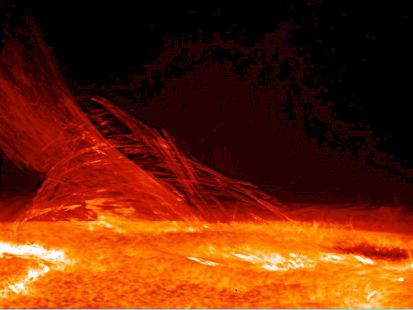 Изображение поверхности и короны Солнца, полученное Солнечным оптическим телескопом (SOT) на борту спутника Hinode. Получено 12 января 2007 года.