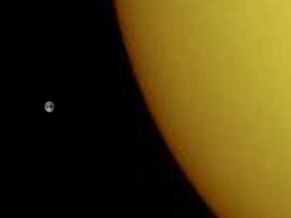 Земля и Солнце (фотомонтаж с сохранением соотношения размеров)